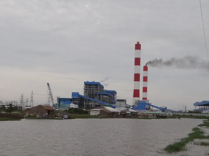 Tình trạng xả thải gây ô nhiễm môi trường vẫn còn phổ biến. Ảnh: TRUNG THANH