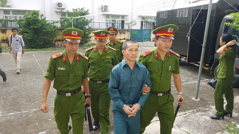 Bị cáo Nguyễn Thọ đang được dẫn giải đến tòa.