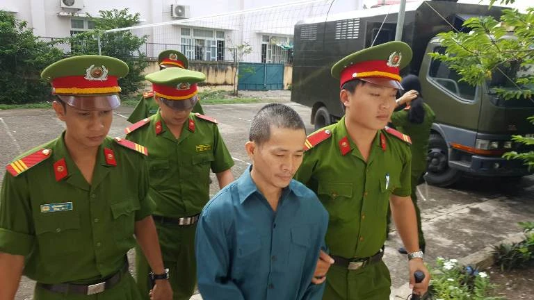 Bị cáo Nguyễn Thọ đang được dẫn giải đến tòa.