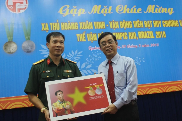 Tỉnh Quảng Trị nhận bức ảnh xạ thủ Hoàng Xuân Vinh tặng.
