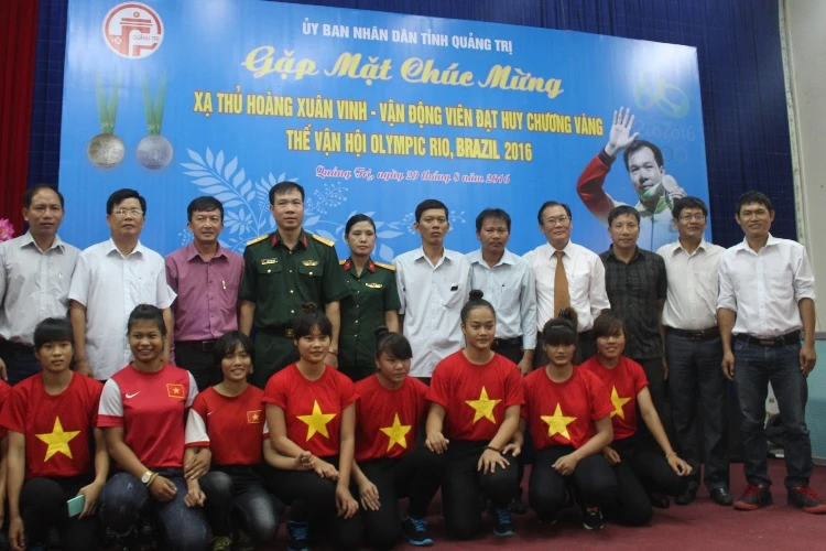 Nhiều lãnh đạo, học sinh sinh viên chụp hình lưu niệm với vợ chồng xạ thủ Hoàng Xuân Vinh