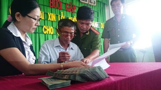 Sau 22 năm bị oan sai, ông Phan Văn Lá (48 tuổi, ngụ xã Vĩnh Công) mới được xin lỗi và bồi thường 300 triệu đồng.