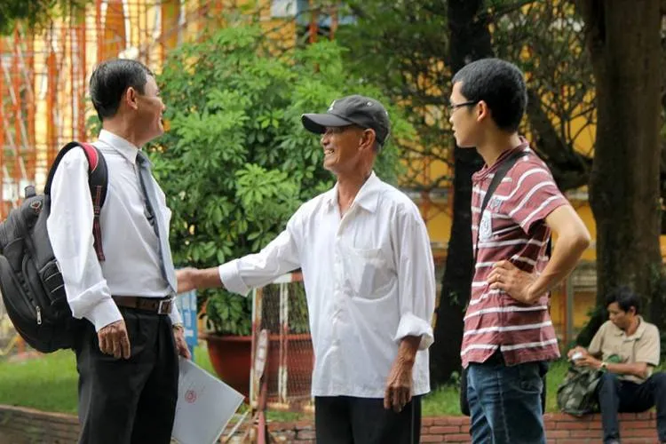 Cha bị cáo Võ Văn Minh (giữa) đến tòa từ rất sớm