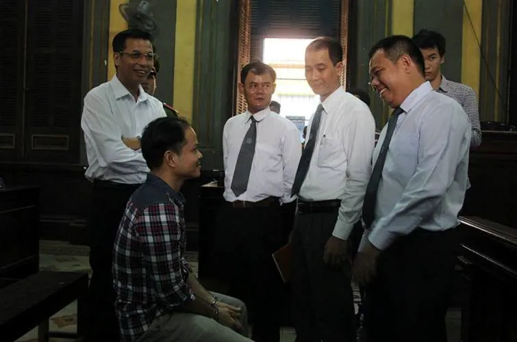 Các LS trao đổi với bị cáo Võ Văn Minh trước khi phiên tòa diễn ra