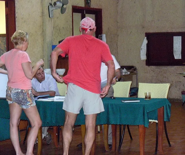 Nhộn nhịp bầu cử DUMA Quốc gia Nga tại… Mũi Né ảnh 2 Nhiều du khách Nga mặc cả quần sooc ngắn cầm phiếu bầu cử trên tay đến điểm bỏ phiếu