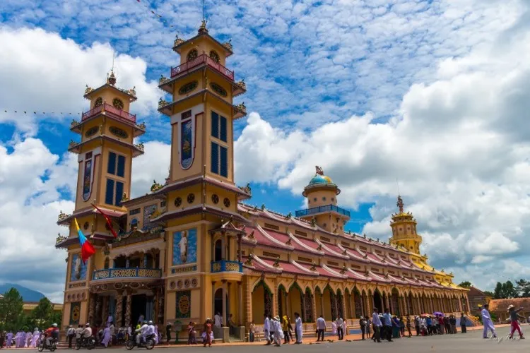 Hội yến đặc biệt đông đúc và nhộn nhịp trong đêm 14 và 15 âm lịch.