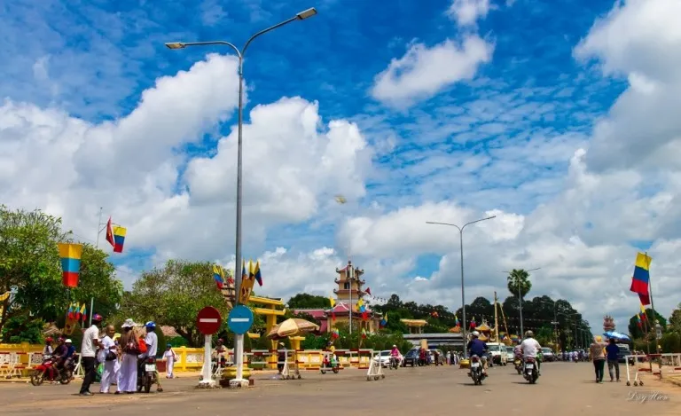 Nhiều khách hành hương đã đến nội ô tòa thánh