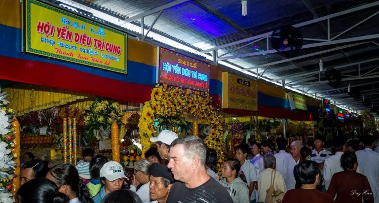 Du khách nước ngoài cũng đến tham quan