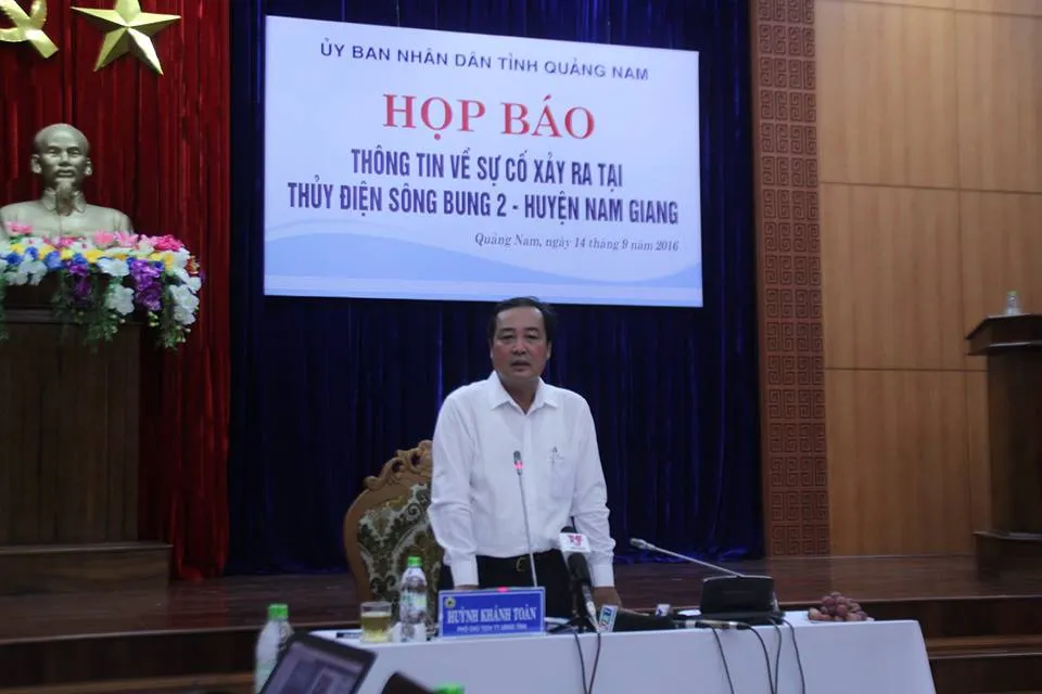ông Huỳnh Khánh Toàn chủ trì họp báo