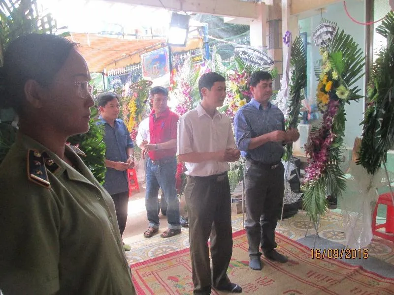 Đại diện Chi cục QLTT tỉnh Vĩnh Long đến viếng đám tang anh Danh