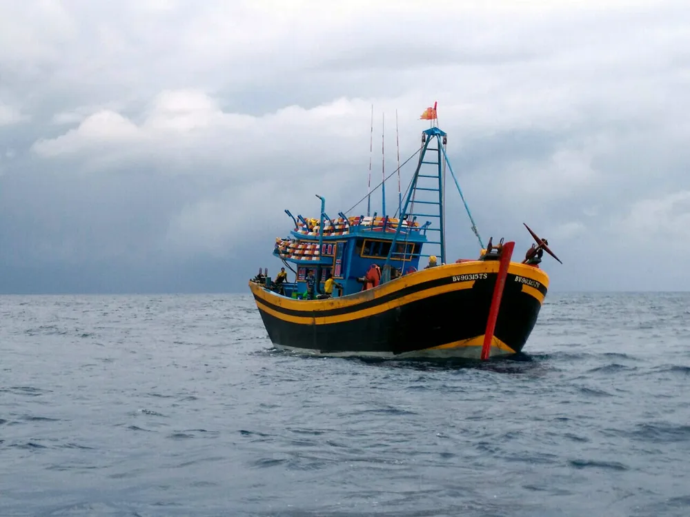 Lai dắt tàu vi phạm về đất liền