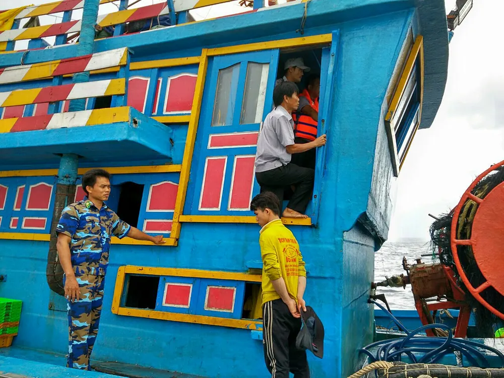 Lai dắt tàu vi phạm về đất liền