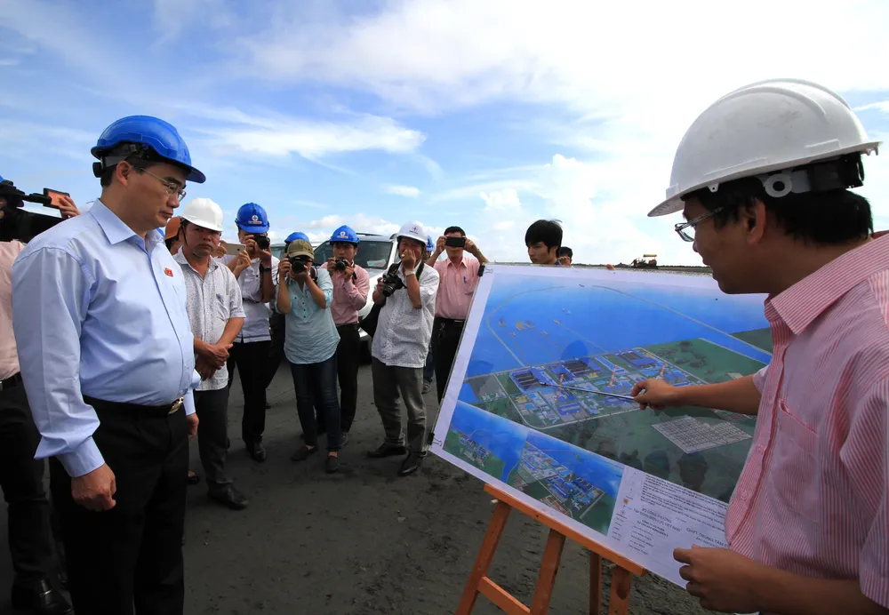 ông Nguyễn Thiện Nhân khảo sát hiện trường Nhà máy Nhiệt điện Duyên hải