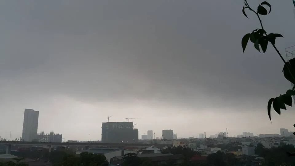 Mây đen kịt ngay từ 6h30 sáng. Ảnh ĐL