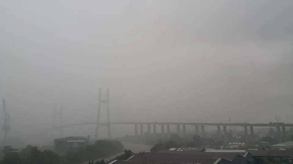 Mây đen kịt ngay từ 6h30 sáng. Ảnh ĐL