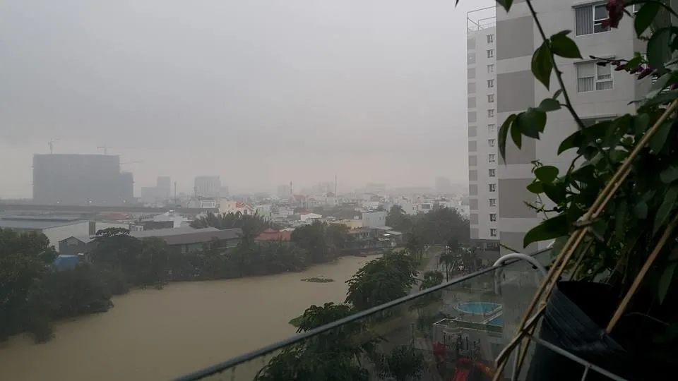 Mây đen kịt ngay từ 6h30 sáng. Ảnh ĐL