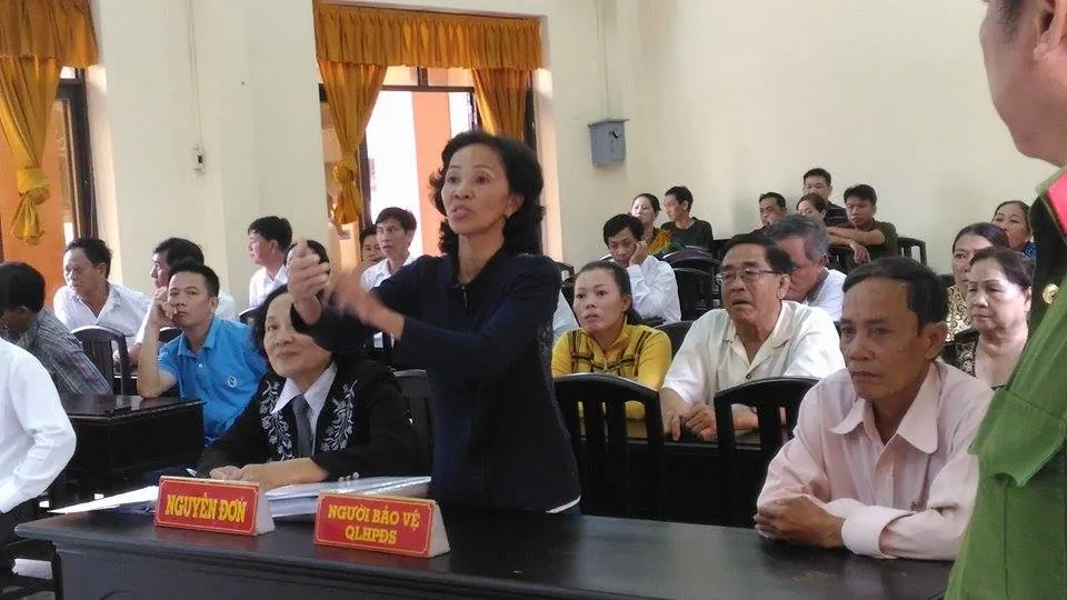 Bà Tuyết đang trả lời VKS tại tòa ngày 4-10. Ảnh: N.NAM