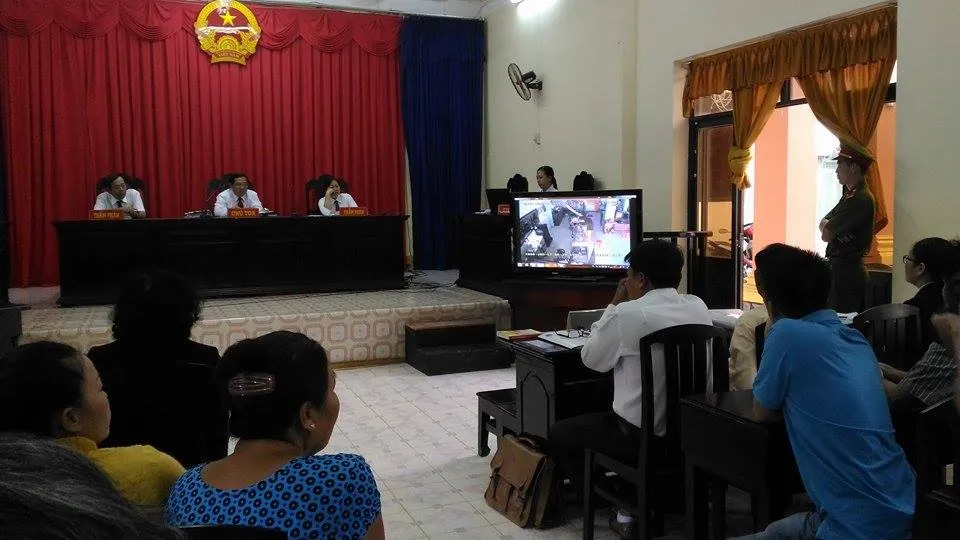 Tòa cho mở các file ghi hình tại đại lý Triều Phát ngày bà Tuyết đến đổi thưởng. Ảnh: N.NAM