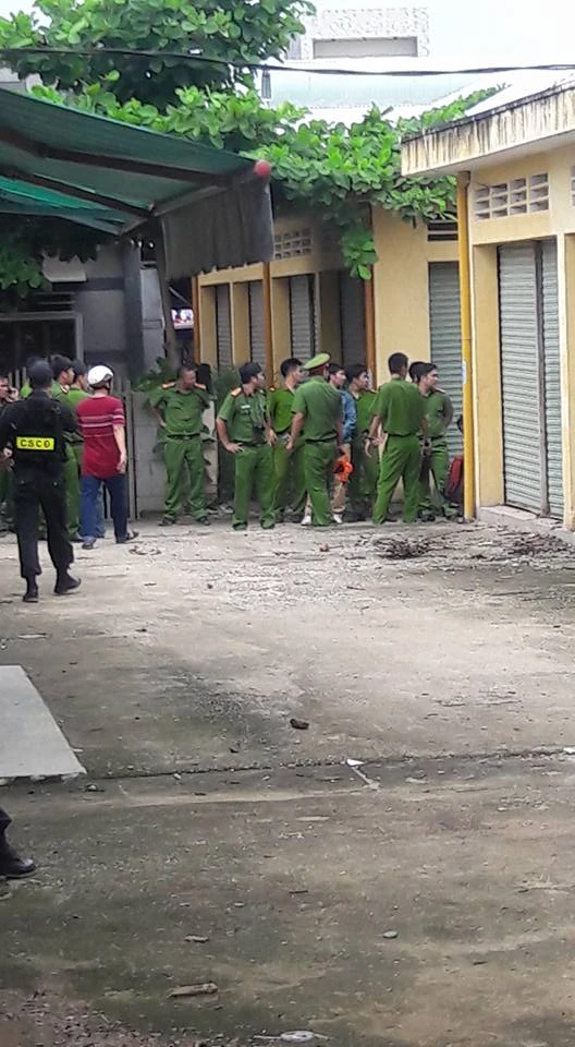 Các đối tượng chỉ chỗ ném biển số xe và bỏ lại chiếc xe máy