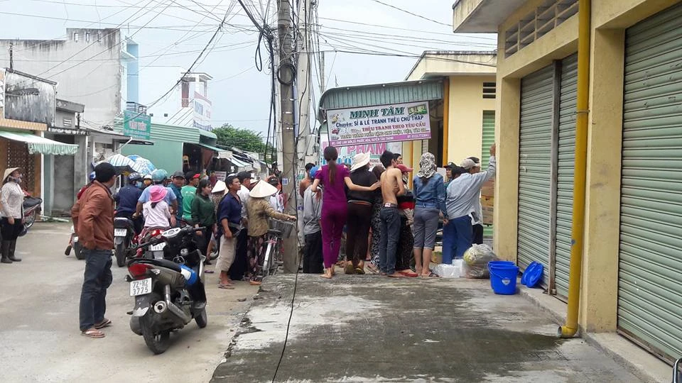 Người dân hiếu kỳ đứng xem