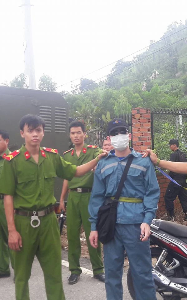  bị can Trần Hữu Thịnh trong bộ đồ bảo hộ màu xanh