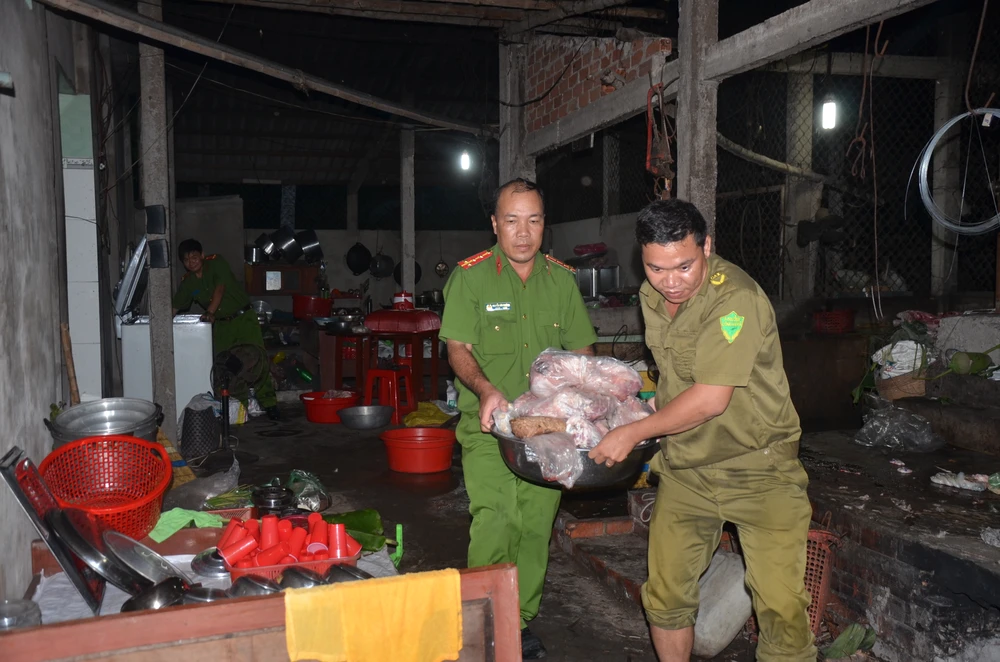 Lực lượng chức năng bắt quả tang cơ sở giết mổ heo chết của ông Tra. 
