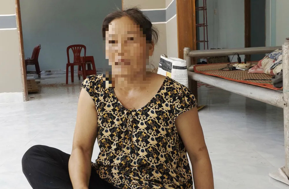 Chị Bùi Thị Hiền đang trao đổi với PV