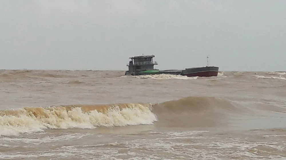 Một tàu bị mắc cạn