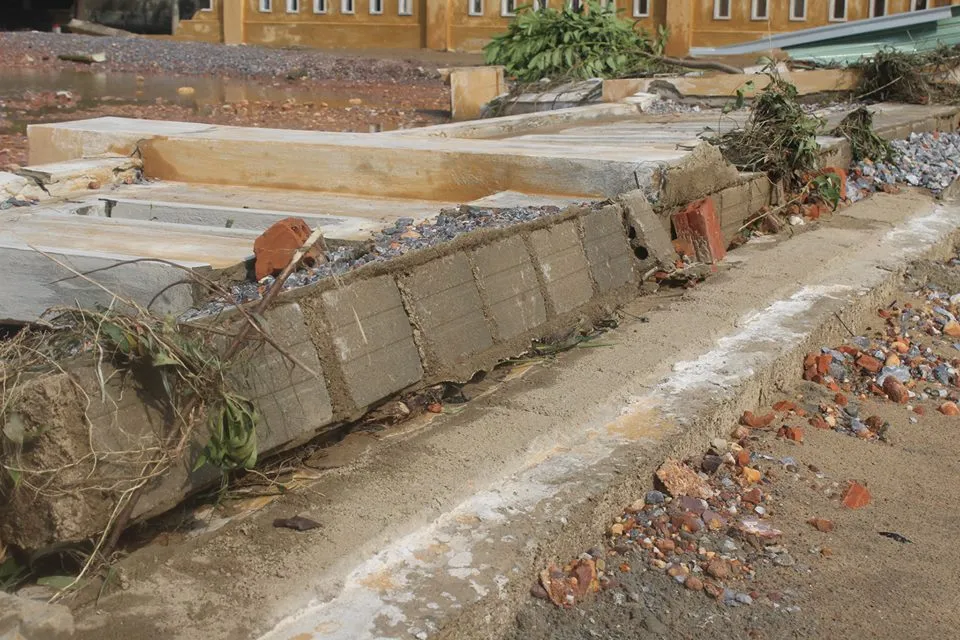 Chợ mới xây chưa đưa vào sử dụng thì bị lũ đánh sập ảnh 1