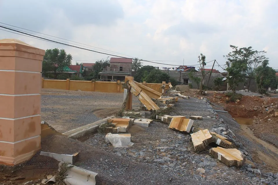 Chợ mới xây chưa đưa vào sử dụng thì bị lũ đánh sập ảnh 2