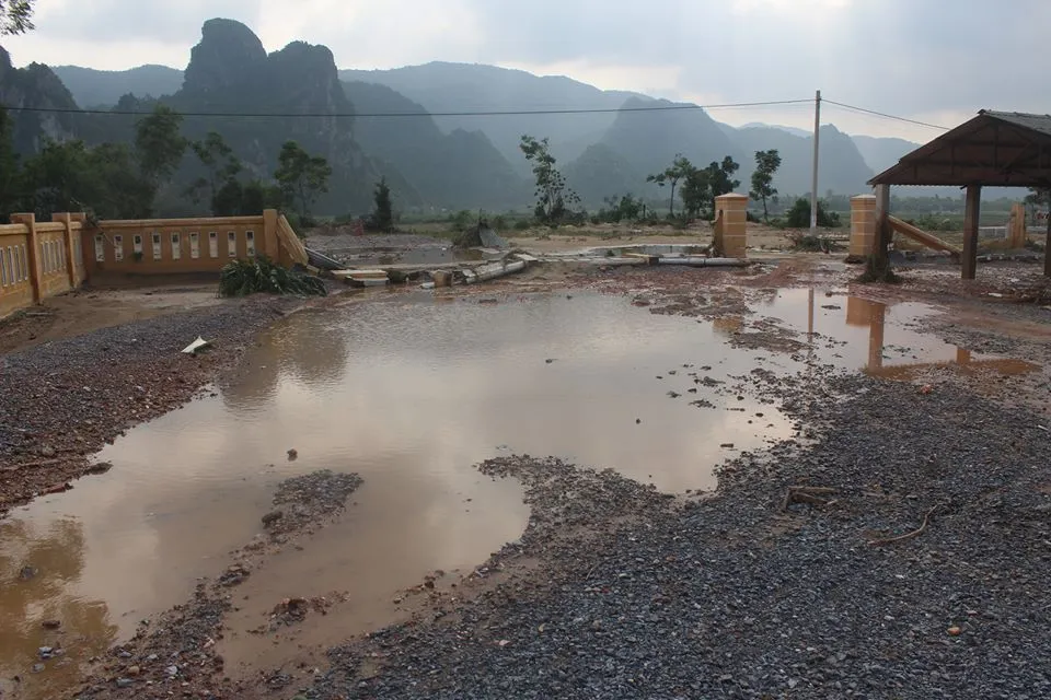 Chợ mới xây chưa đưa vào sử dụng thì bị lũ đánh sập ảnh 3