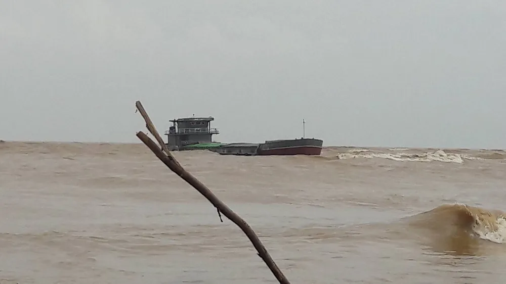 Tàu SB bị mắc cạn