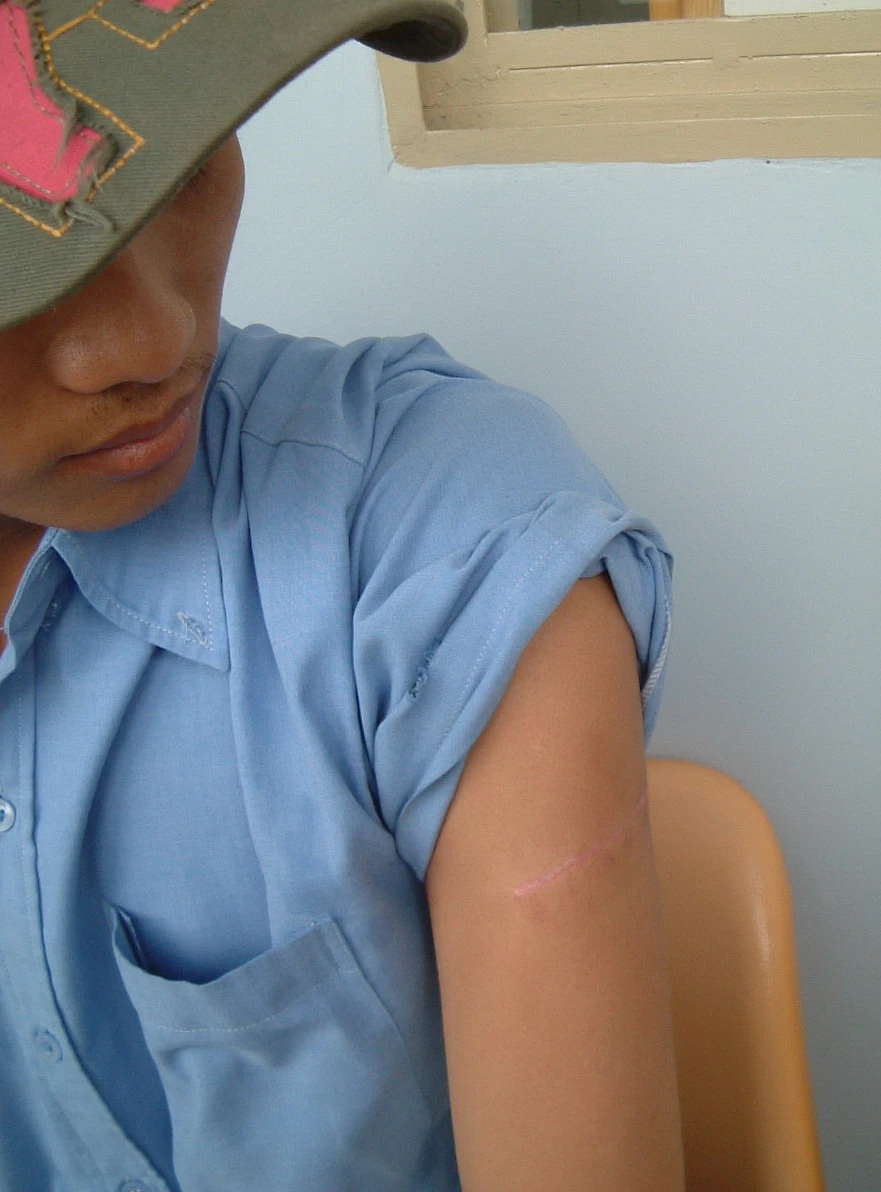 Dương Văn Hồng khi bị bắt cùng khẩu súng tang vật