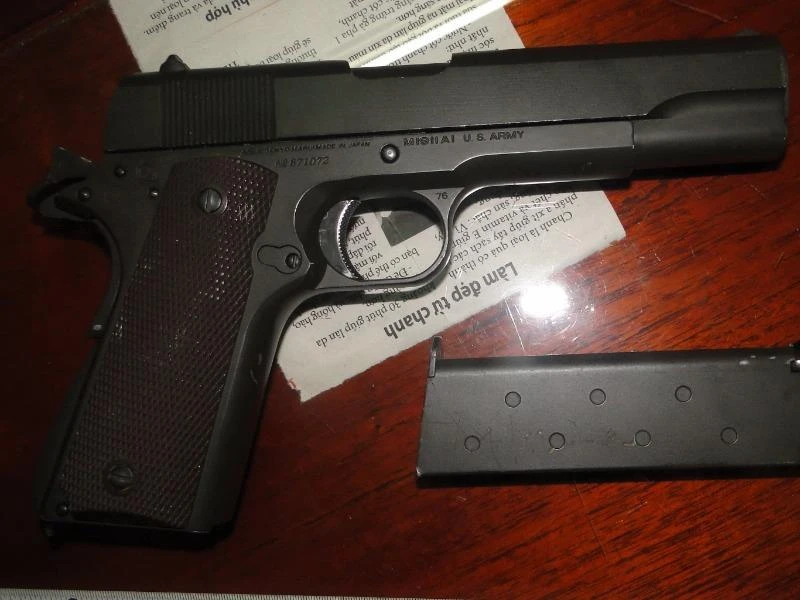 Dương Văn Hồng khi bị bắt cùng khẩu súng tang vật