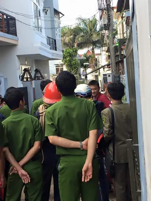 Lực lượng chức năng thuyết phục nam thanh niên 