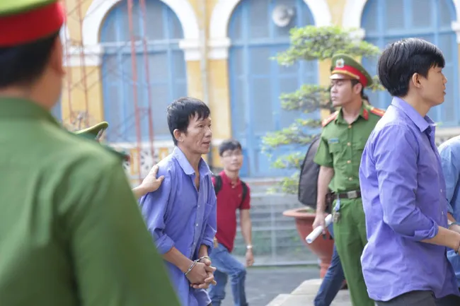 Bị cáo Nam được dẫn giải đến tòa. Ảnh: kenh14