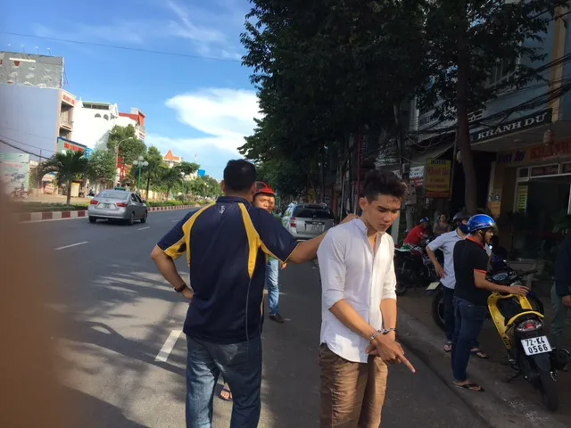 Bắt khẩn cấp 2 thanh niên cướp giật tài sản ảnh 1