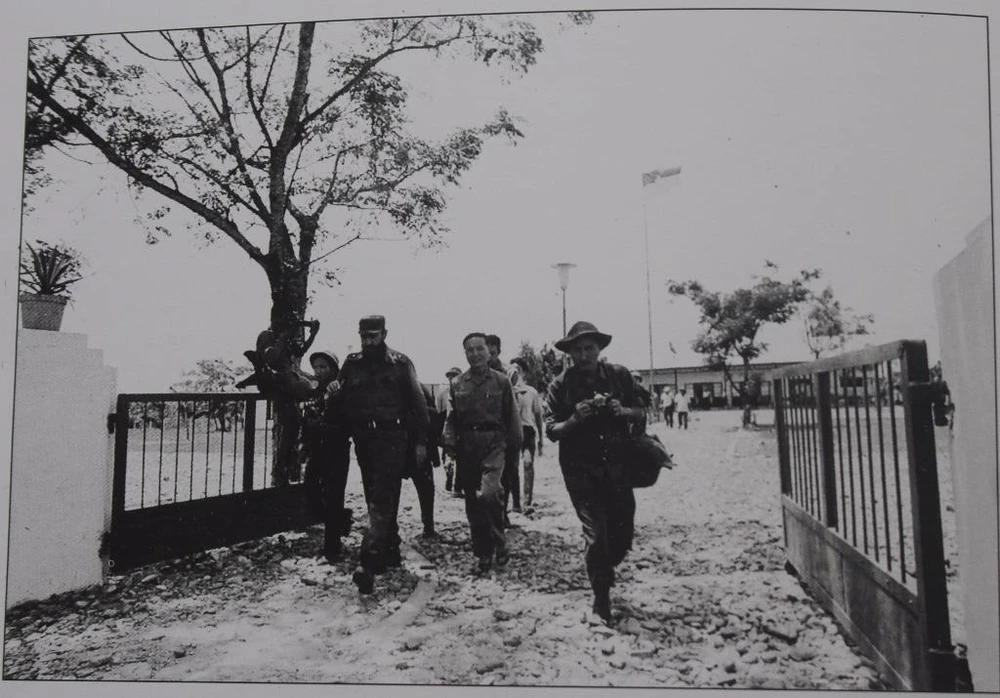 Chủ tịch Fidel Castro và phái đoàn Cu Ba rời khu chính phủ cách mạng lâm thời cộng hòa miền nam Việt Nam đến địa điểm quân dân Quảng Trị mít tinh chào đón đoàn.