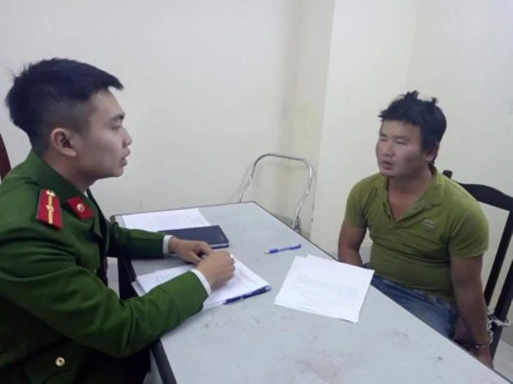 CAQ Đống Đa lấy lời khai của nghi phạm. Ảnh: CTV