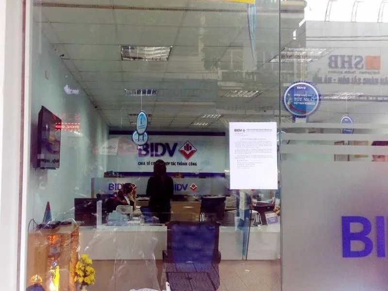 Chi nhánh ngân hàng BIDV ở đường Mai Thúc Loan hoạt động bình thường. Ảnh: Nguyễn Do