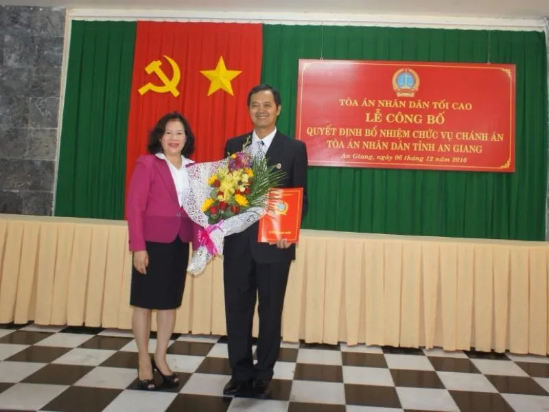 Phó Chánh án TAND tối cao Nguyễn Thúy Hiền trao Quyết định bổ nhiệm Chánh án TAND tỉnh An Giang cho ông La Hồng
