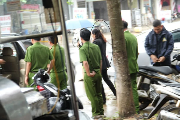 Lực lượng CA đưa bà Hoa ra xe lên trụ sở TAND H. Ea Kar làm việc.