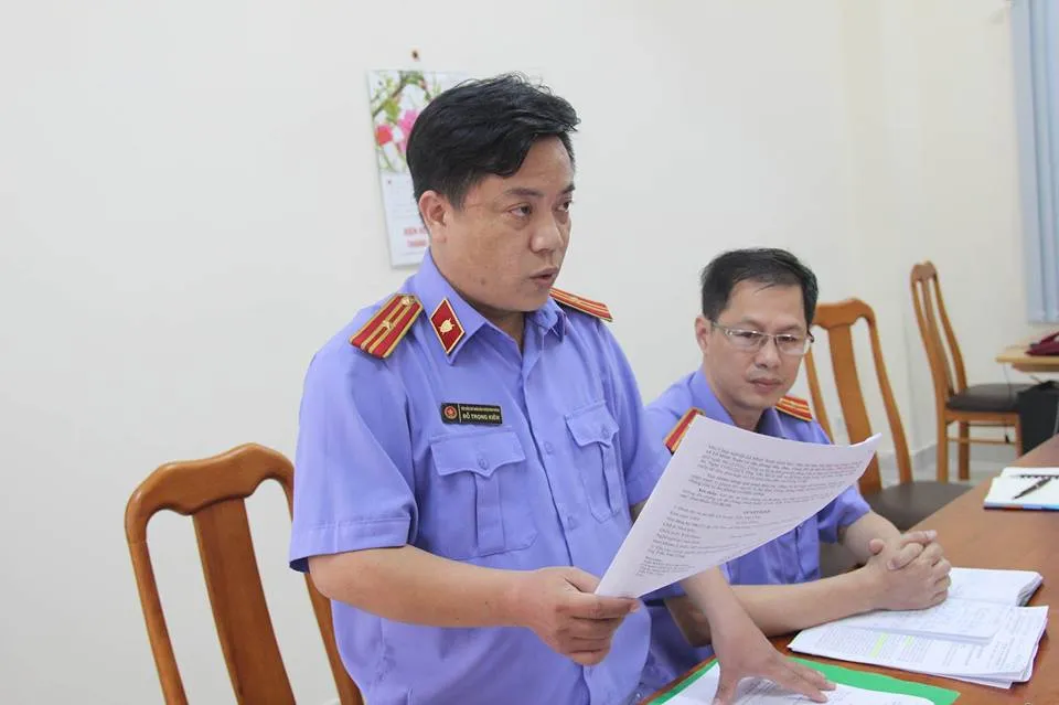 Kiểm sát viên Đỗ Trọng Kiên đọc công bố đình chỉ vụ án đình chỉ bị can