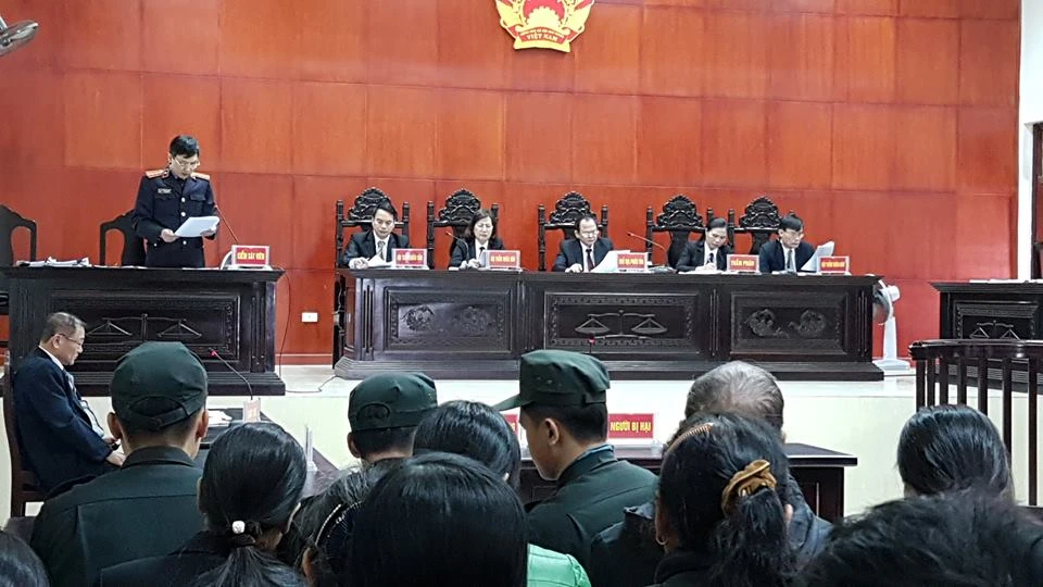 Đại diện VKS đang đọc cáo trạng. Ảnh: Hải Đường