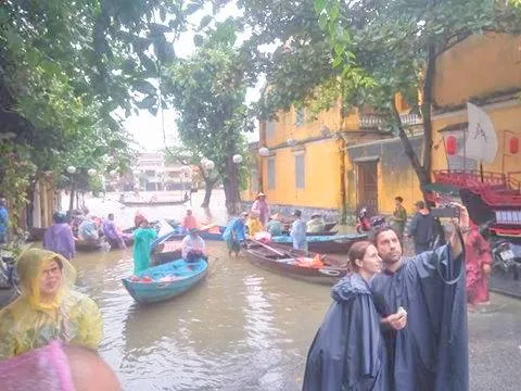 Lũ làm ngập nhiều tuyến đường ở Hội An