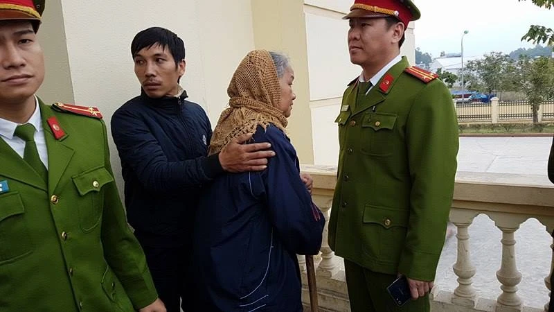 Mẹ Doãn Trung Dũng chờ làm thủ tục vào Tòa