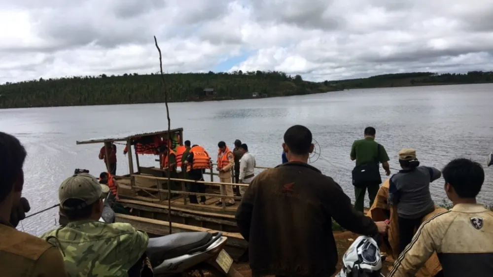 Người dân và lực lượng cứu hộ đang tìm kiếm các nạn nhân mất tích