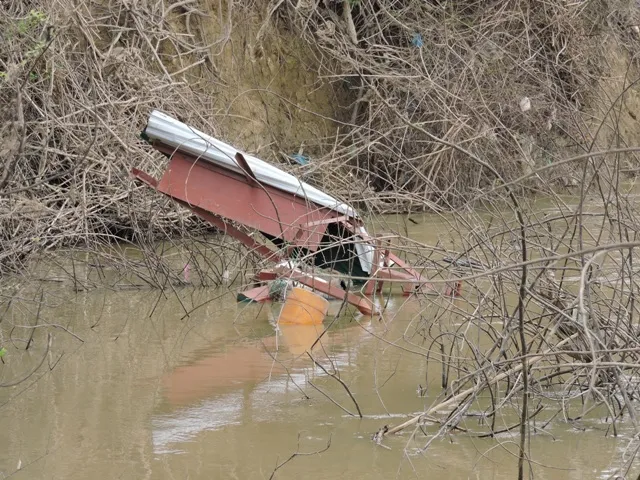 Người dân đang tìm kiếm nạn nhân mất tích
