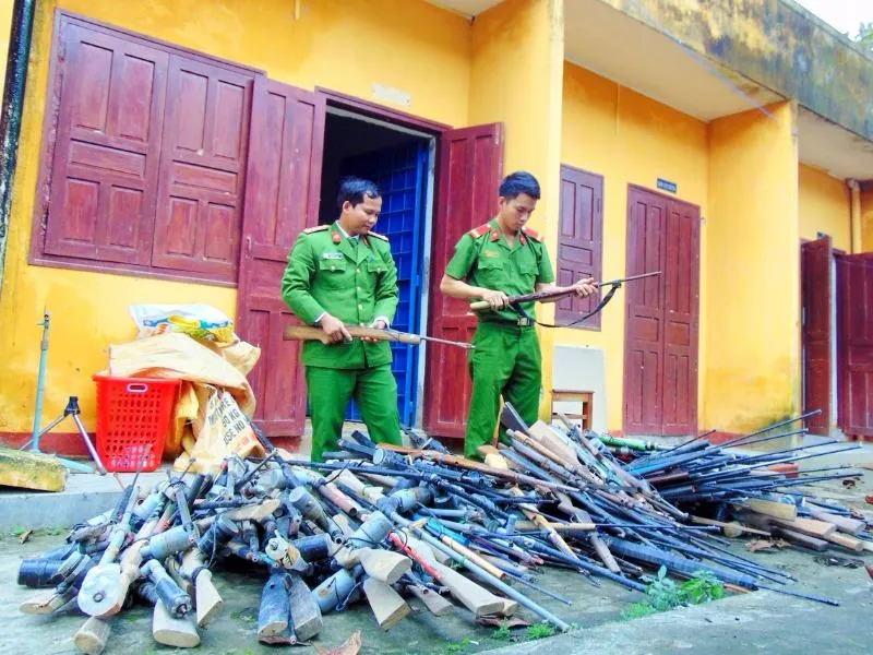 Trong thời gian ngắn, người dân đã giao nộp gần 200 khẩu súng các loại. Ảnh CACC