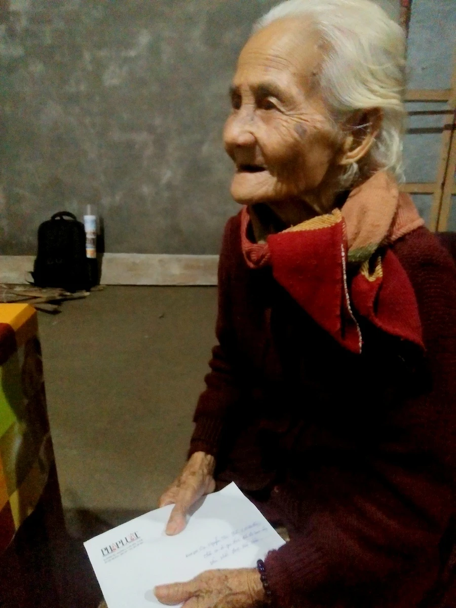 Cụ Nguyễn Thị Phú (Quảng Ngãi) nhận 4 triệu đồng tiền hỗ trợ của báo Pháp Luật TPHCM. Ảnh Huy Trường